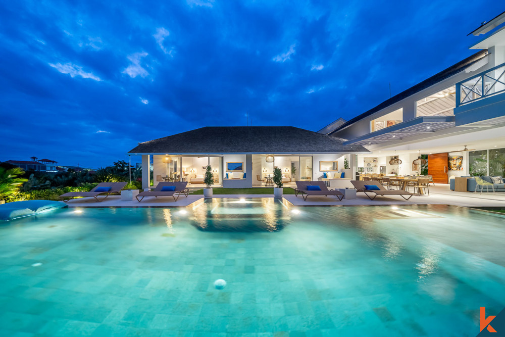 Magnifique villa moderne de quatre chambres à louer dans le quartier recherché de Canggu