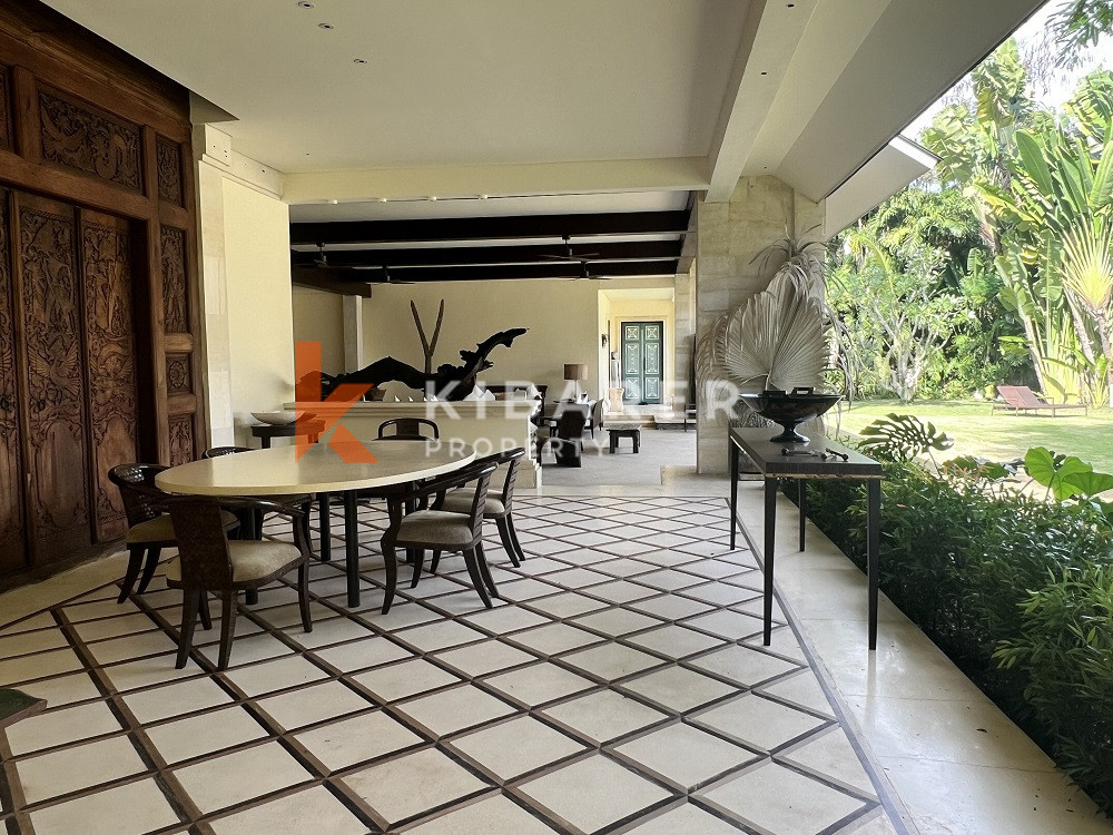 Villa de luxe haut de gamme de quatre chambres élégantes située à Sanur