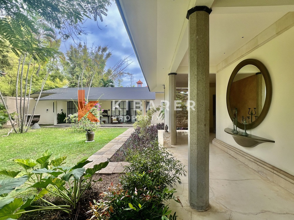 Luxury High-End Four Elegant Bedrooms Villa Located in Sanur