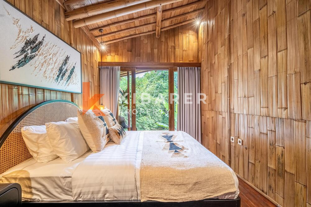 Vila Bambu Modern Hidup Tertutup Dua Kamar Tidur Tenang dan Indah dengan Pemandangan Sungai di Tabanan