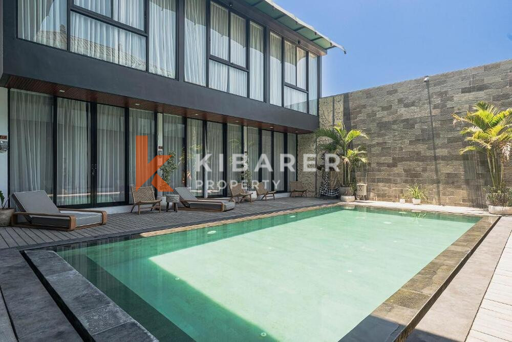 Penthouse Kontemporer Dua Kamar Tidur Bergaya Terletak di Seminyak