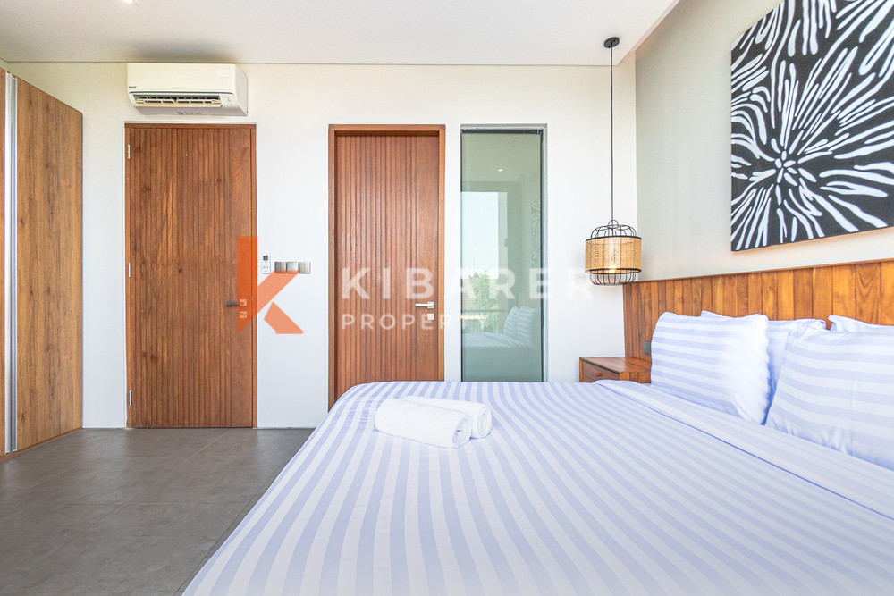 Penthouse Kontemporer Dua Kamar Tidur Bergaya Terletak di Seminyak