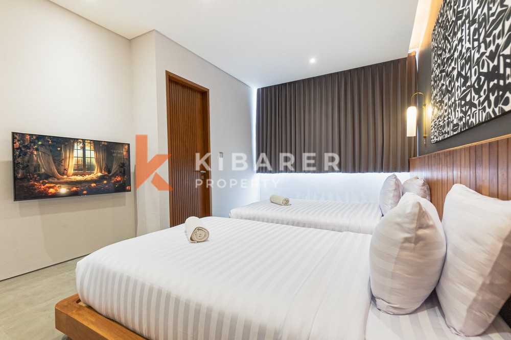 Penthouse Kontemporer Dua Kamar Tidur Bergaya Terletak di Seminyak