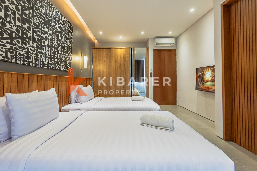 Penthouse Kontemporer Dua Kamar Tidur Bergaya Terletak di Seminyak