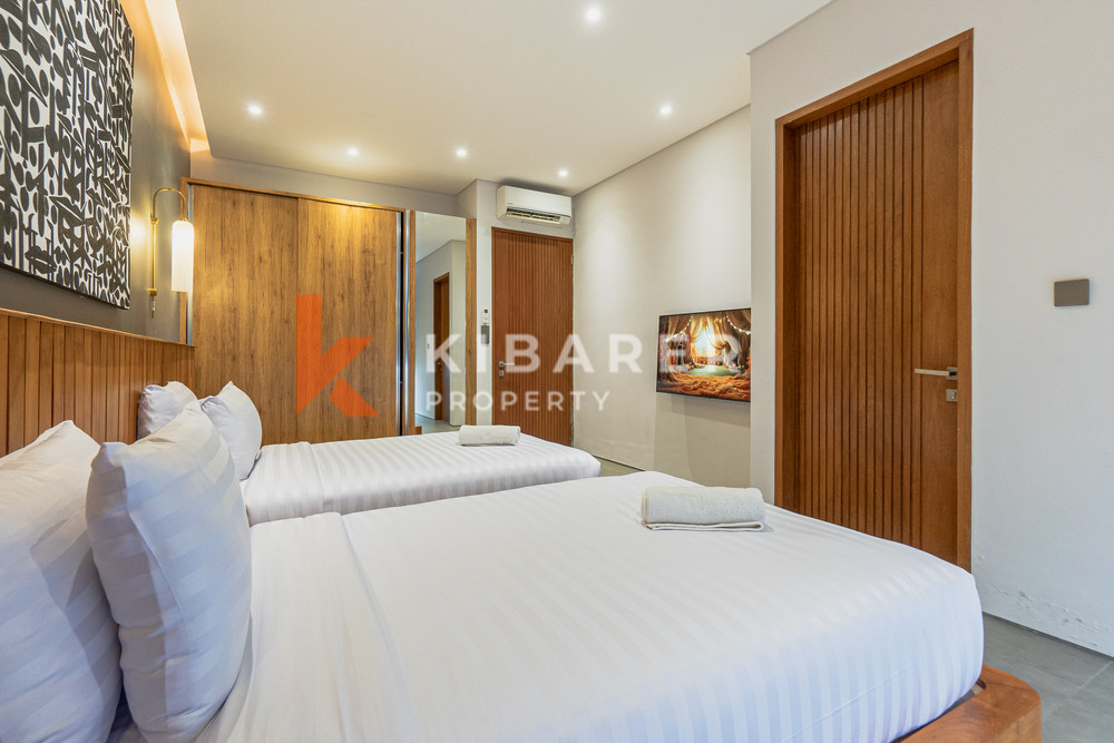 Penthouse Kontemporer Dua Kamar Tidur Bergaya Terletak di Seminyak