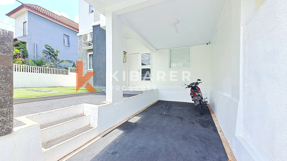 Spacious Elegant Five-Bedrooms House Enclosed Living Room Located in Elite Area Nusa Dua