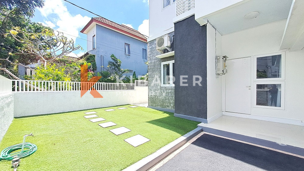 Spacious Elegant Five-Bedrooms House Enclosed Living Room Located in Elite Area Nusa Dua