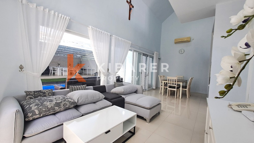 Spacious Elegant Five-Bedrooms House Enclosed Living Room Located in Elite Area Nusa Dua