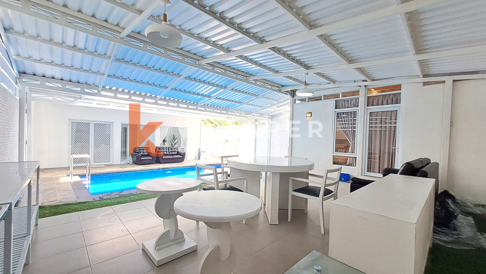 Spacious Elegant Five-Bedrooms House Enclosed Living Room Located in Elite Area Nusa Dua