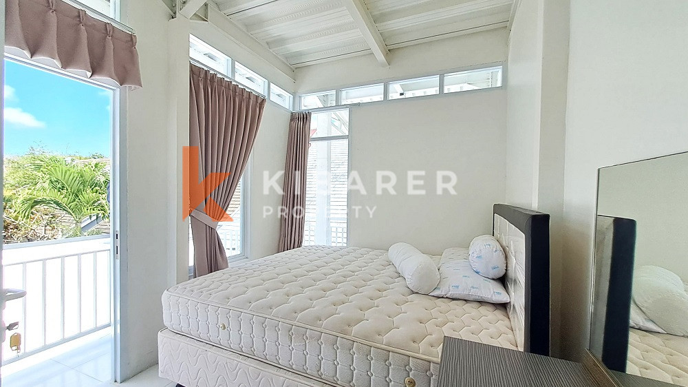 Spacious Elegant Five-Bedrooms House Enclosed Living Room Located in Elite Area Nusa Dua