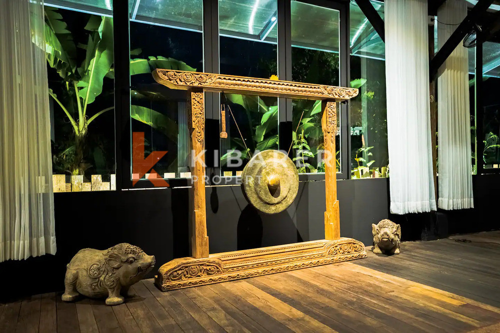 Villa à couper le souffle de quatre chambres avec salon fermé et touches japonaises à Canggu