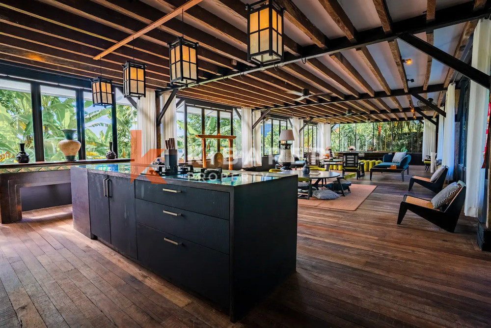 Villa à couper le souffle de quatre chambres avec salon fermé et touches japonaises à Canggu