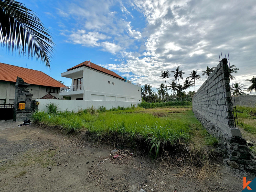 3 Are Tanah Pinggir Pantai di Pantai Saba