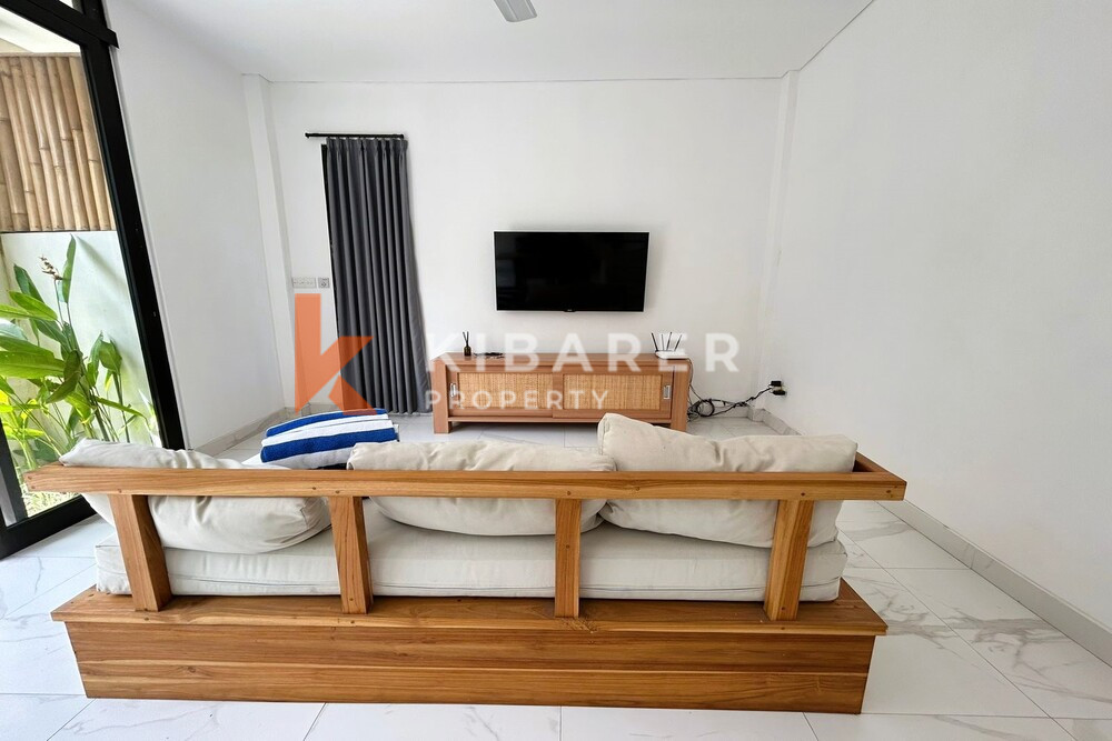 Serene Getaway Two-Bedroom Tropical Villa with Enclosed Living Room in Canggu