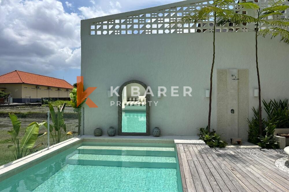 Villa méditerranéenne élégante et minimaliste de trois chambres à coucher à Kerobokan