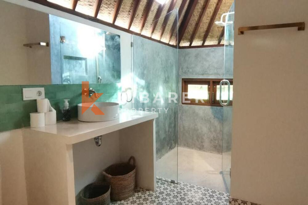 Vila Empat Kamar Tidur yang Luas di Canggu: Liburan Tropis Anda Menanti!