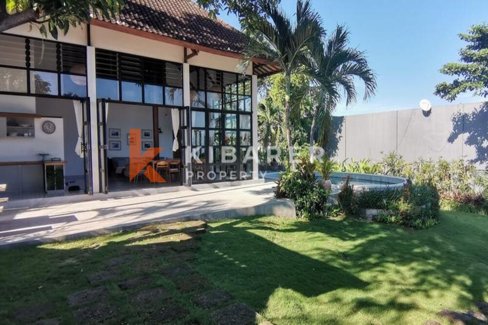 Vila Empat Kamar Tidur yang Luas di Canggu: Liburan Tropis Anda Menanti!