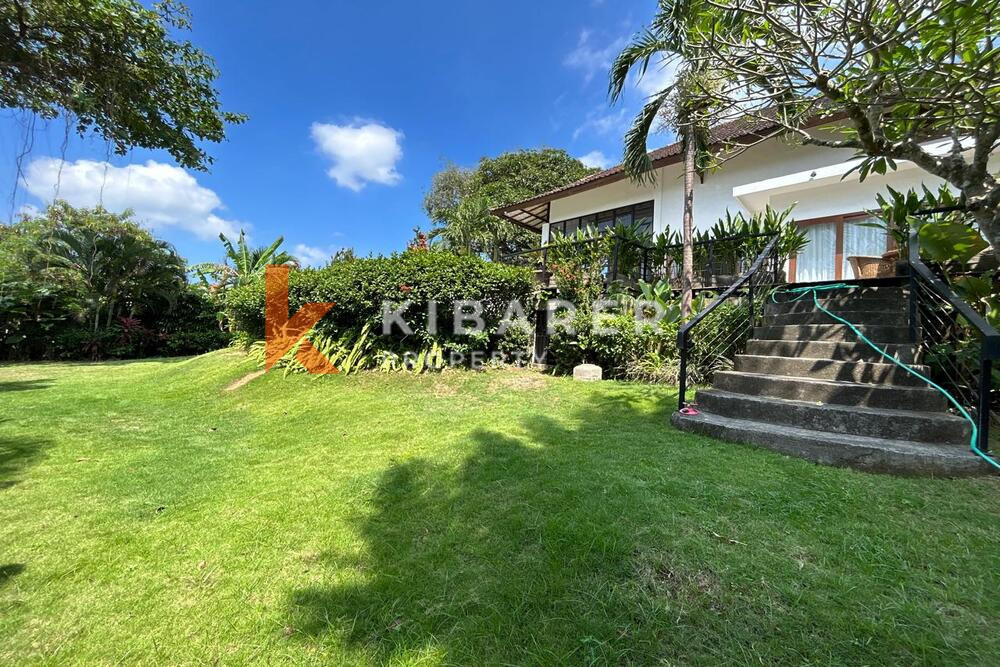 Spacieuse villa de quatre chambres à Canggu : votre retraite tropicale vous attend !