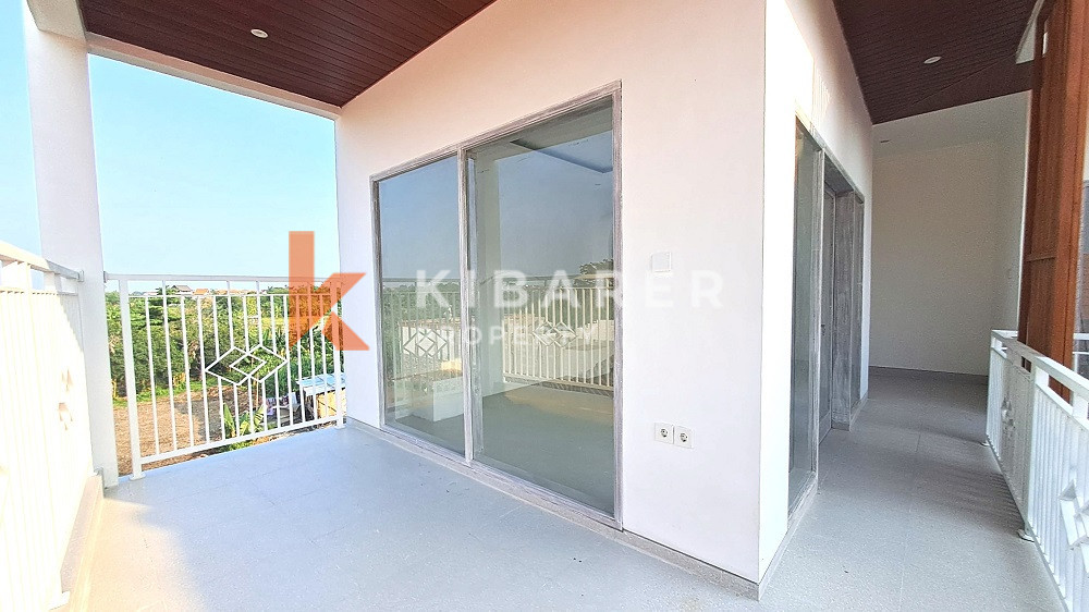 Villa fermée non meublée de trois chambres avec balcon située dans la région de Canggu (LOCATION MINIMUM DE 2 ANS)