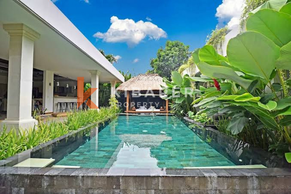 Villa Tropis Empat Kamar Tidur untuk Disewa di Kerobokan