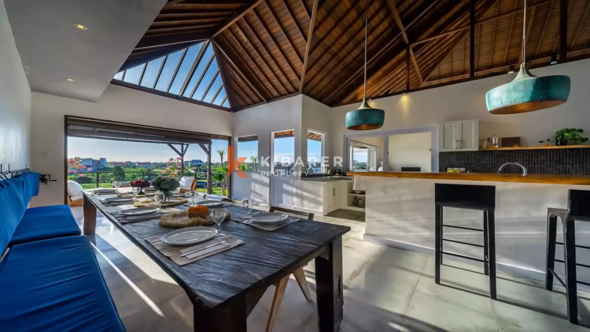 Superbe villa de quatre chambres à coucher sur deux étages, nichée à Canggu