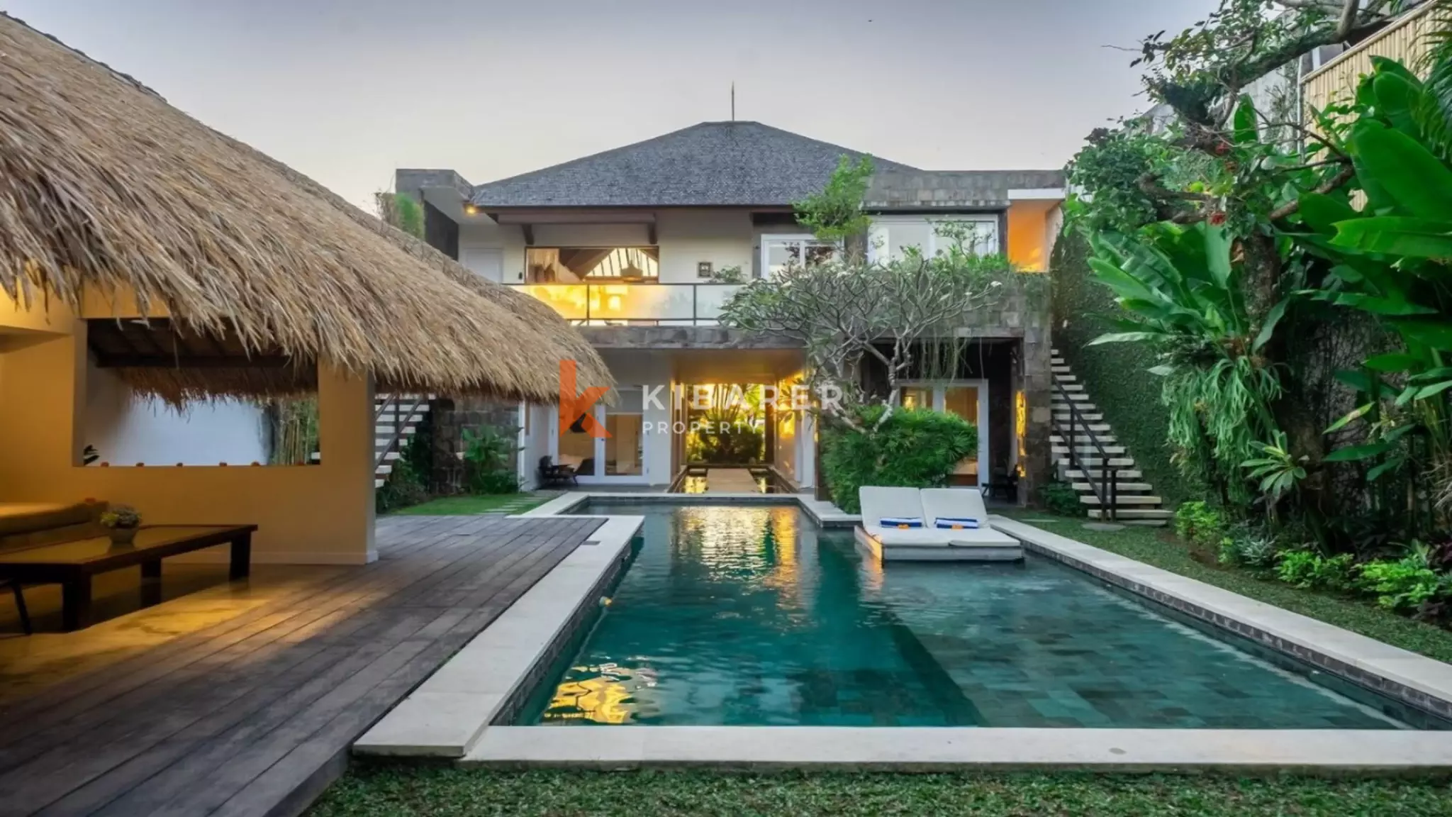 Superbe villa de quatre chambres à coucher sur deux étages, nichée à Canggu