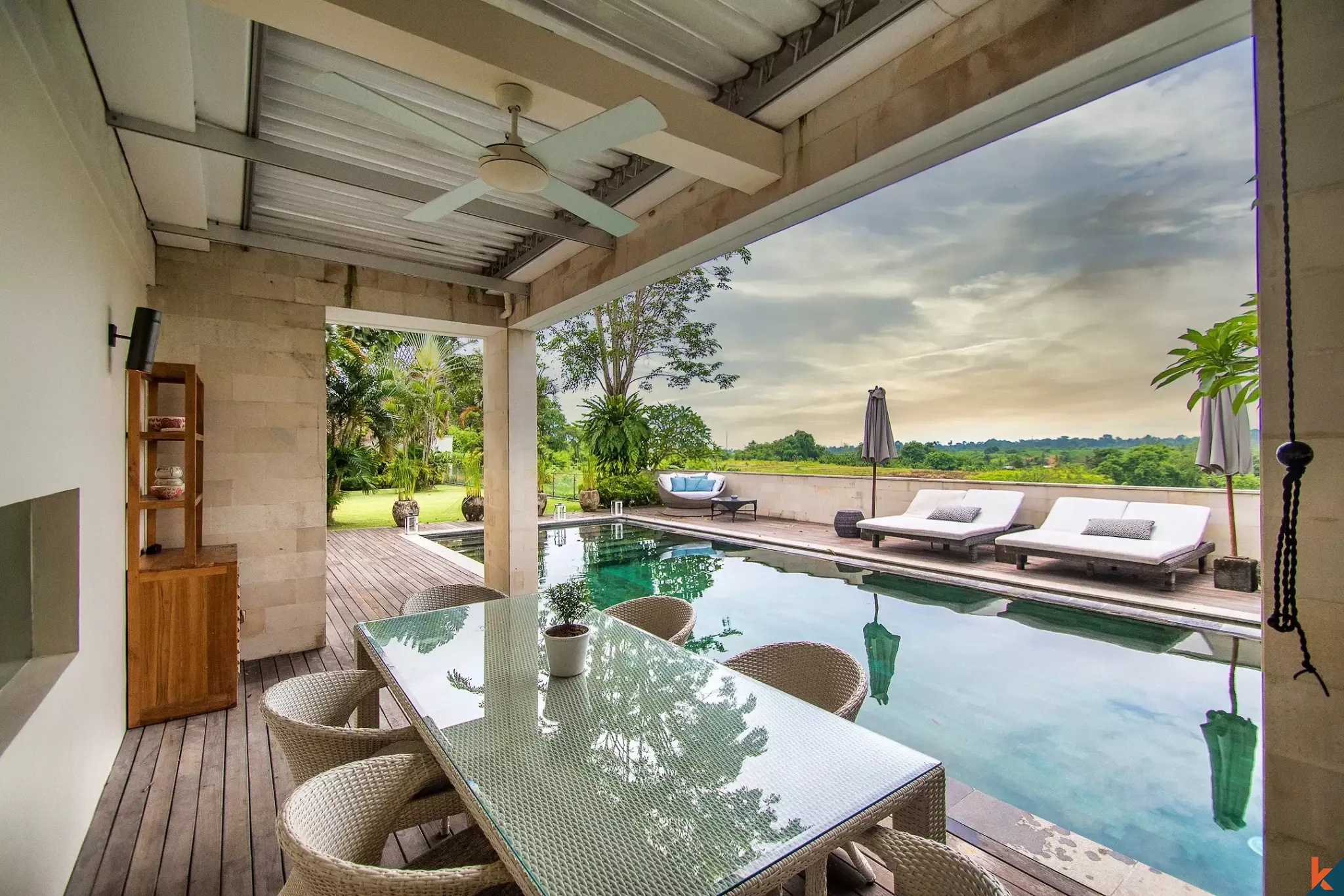 Magnifique domaine en pleine propriété de quatre chambres avec une vue imprenable sur la verdure à vendre à Munggu