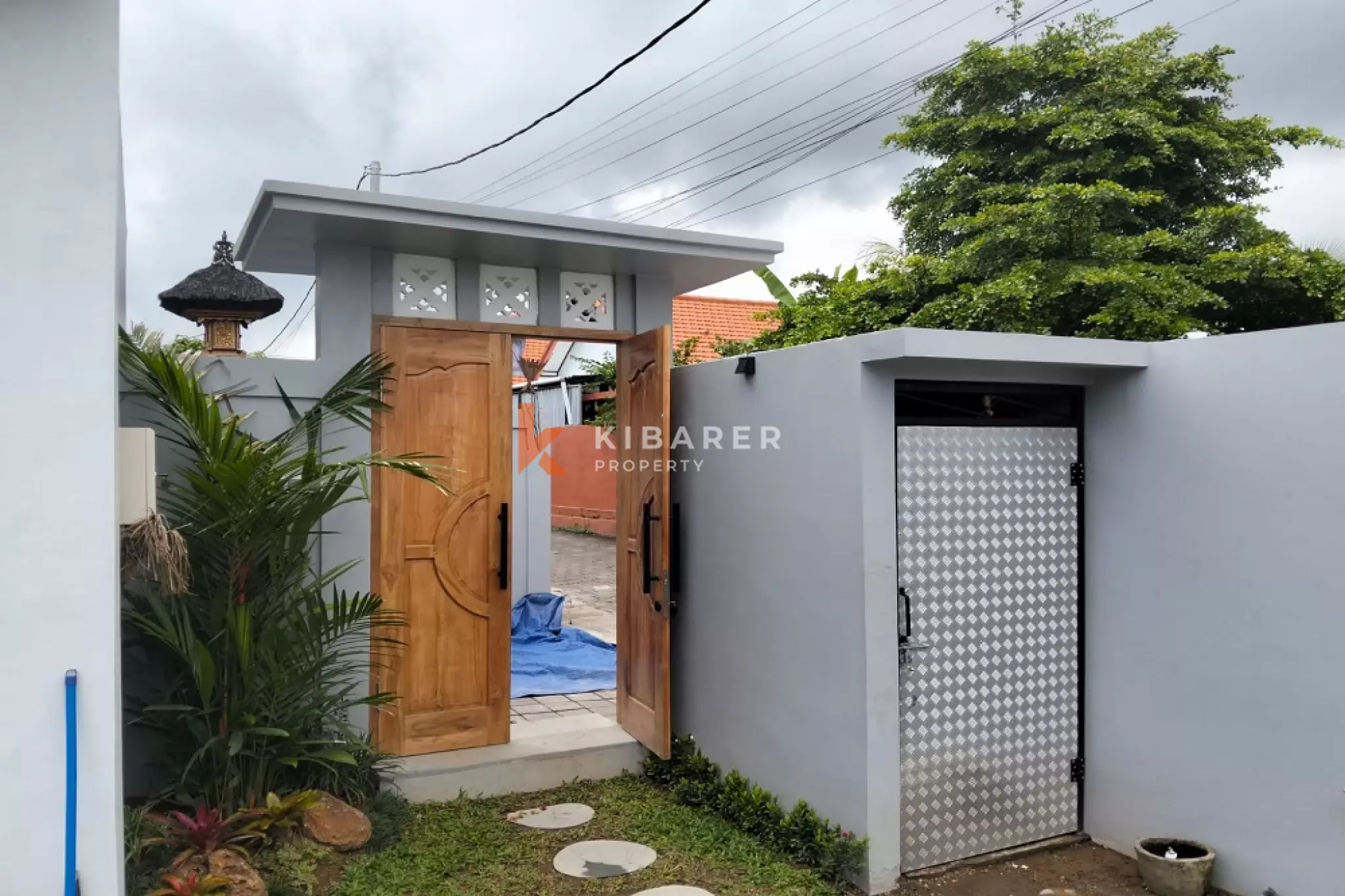 Vila Dua Kamar Tidur Tanpa Perabotan yang Menakjubkan dengan Ruang Tamu Terbuka dan Taman yang Terletak di Daerah Canggu