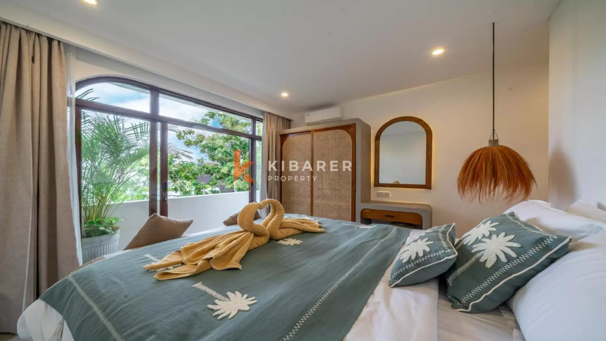 Vila Tiga Kamar Tidur Berdesain Indah untuk Disewa di Pererenan